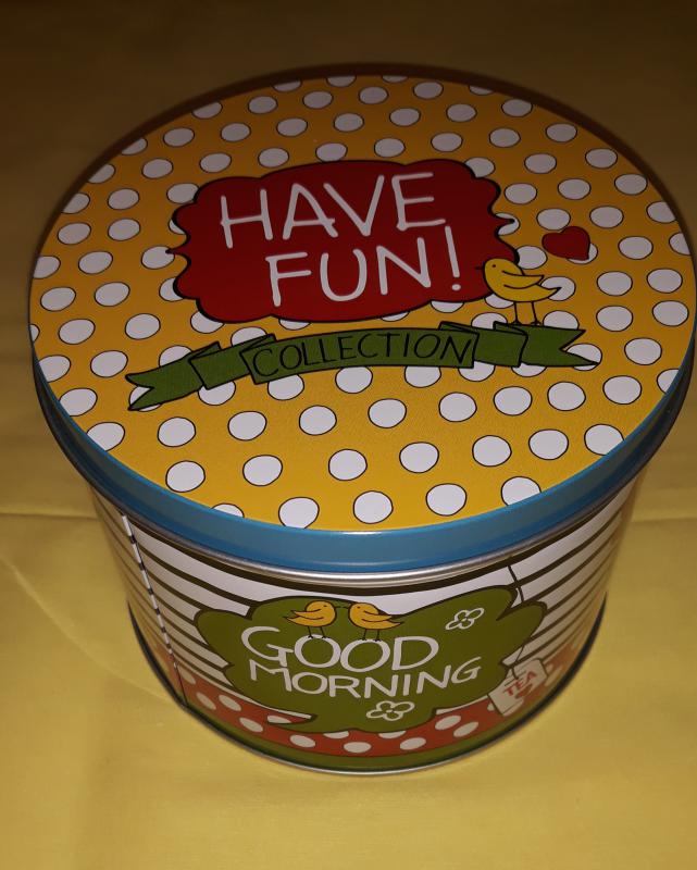 R2S Need More Tea porcelán csíkos bögre litografált díszdobozban, 35 cl, 153437