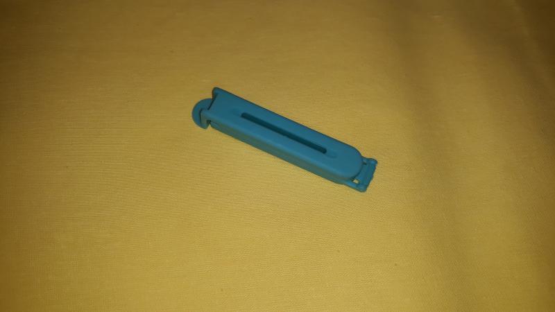 Tasak lezáró csipesz, műa., közepes (7 cm), kék, P016