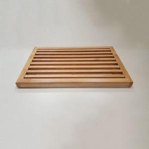 Fa kenyérvágó deszka+morzsatál 25x38x2,5 cm