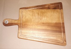 Fa vágódeszka, trapéz alakú, nyeles, 30X40X1,5 cm, fém betétes nyél