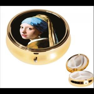 FRI.19943 Gyógyszeres fémdoboz 3 fakkos 6x2,1cm, Vermeer: Lány gyöngy fülbevalóval