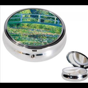 FRI.19966 Gyógyszeres fémdoboz 3 fakkos 6x2,1cm, Monet: Híd a tavirózsák felett