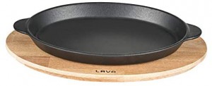 Lava fekete ovál öntöttvas sütőtál két füllel, fa alátéttel, 18x24,5 cm