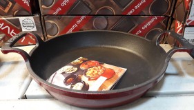 Lava öntöttvas edény 2 füllel, kerek, 20 cm, kívül piros.