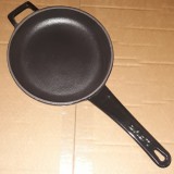 Lava öntöttvas nyeles szeletsütő, 16 cm, mázas fekete, 290070