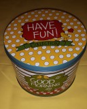 R2S Need More Tea porcelán csíkos bögre litografált díszdobozban, 35 cl, 153437