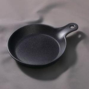 UNIVERSE BLACK porcelán kínáló nyeles 16cm