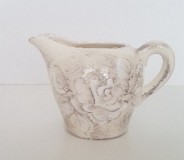 Vanilia Kerámia 31-02 Domború mintás tejkiöntő,virágos natur,kerámia, V.K.31-02