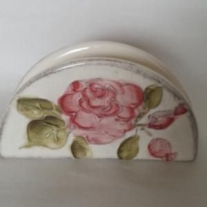 V.K.30-04 Domború mintás szalvétatartó,virágos bordó,kerámia,kézzel festett-16,5x4x9cm