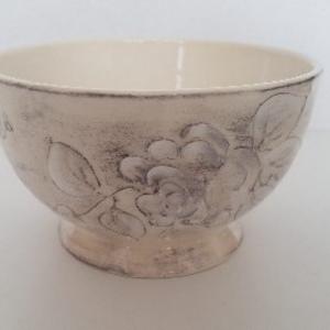 V.K.31-12 Domború mintás müzlistál,virágos natúr, kerámia,kézzel festett-dia15x9cm-6dl