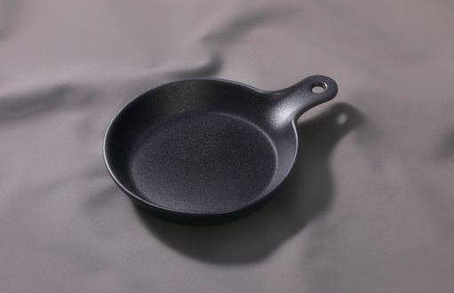 UNIVERSE BLACK porcelán kínáló nyeles 16cm