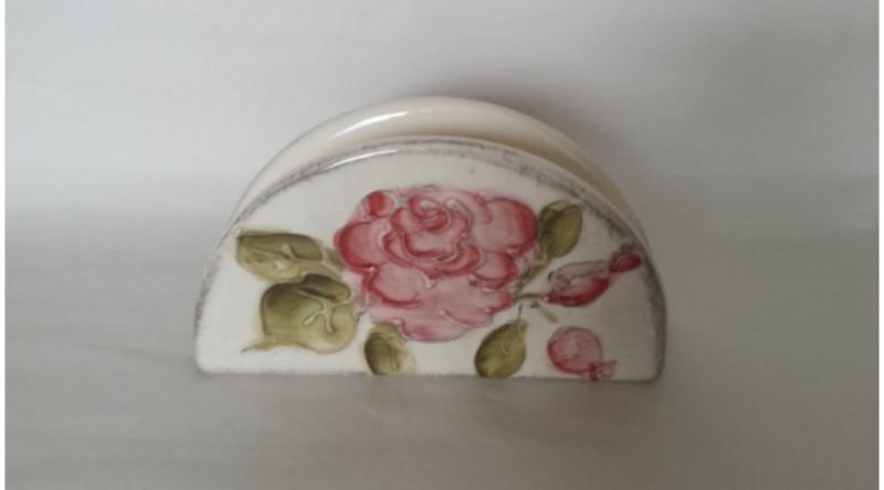 V.K.30-04 Domború mintás szalvétatartó,virágos bordó,kerámia,kézzel festett-16,5x4x9cm