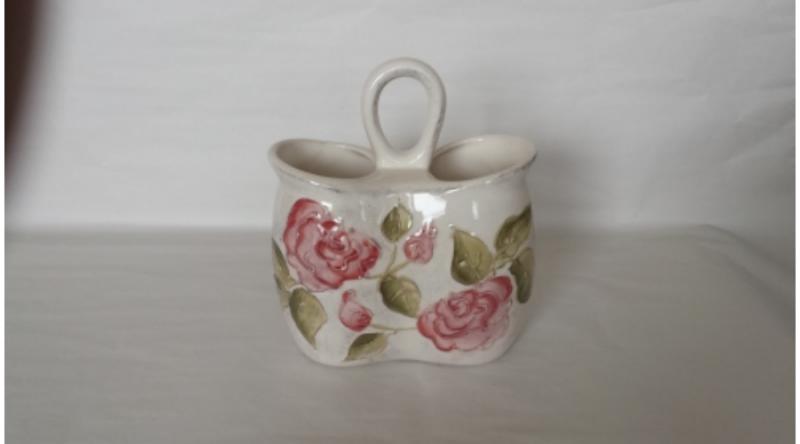 V.K.30-13 Domború mintás dupla fakanáltartó,virágos bordó,kerámia,kézzel festett-17x9,5x20cm