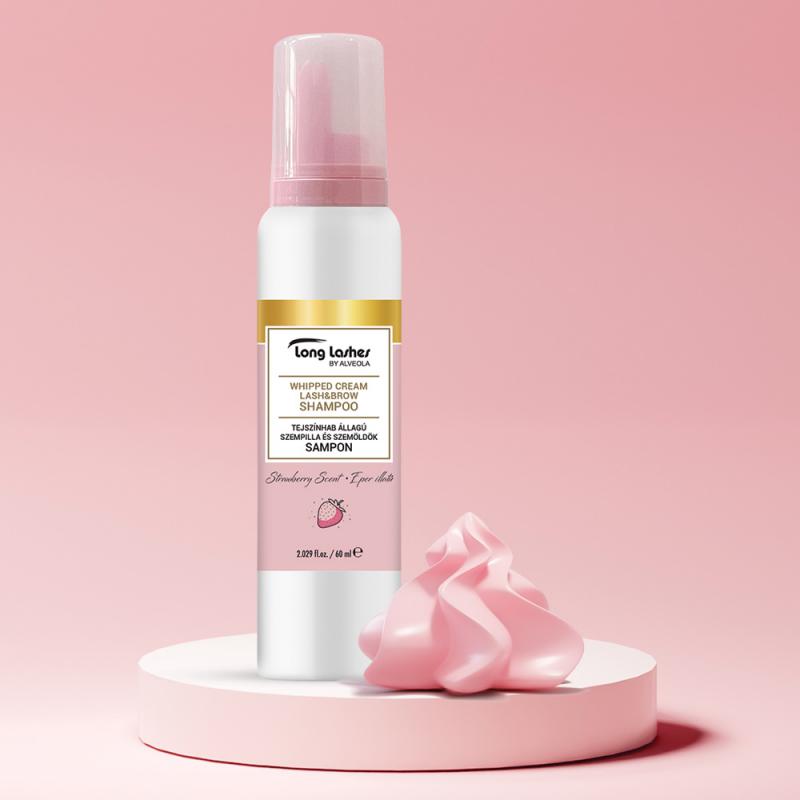Long Lashes tejszínhab állagú szempilla- és szemöldöksampon – Eper illatú, 100 ml (LLA22021)