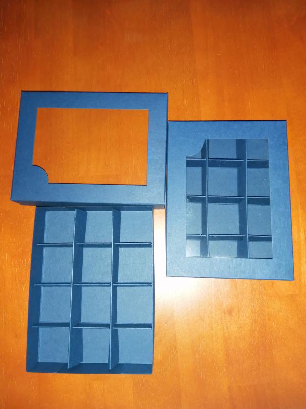 Bonbon doboz, ablakos - 12 darabos, kék színű