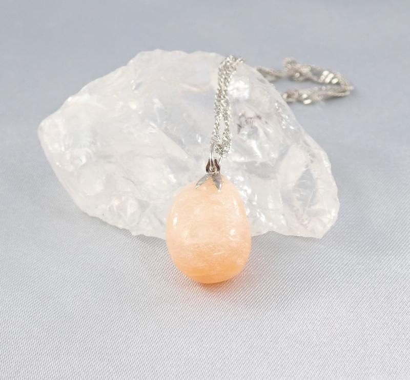 Alabástrom medál lánccal, szabálytalan formájú 1