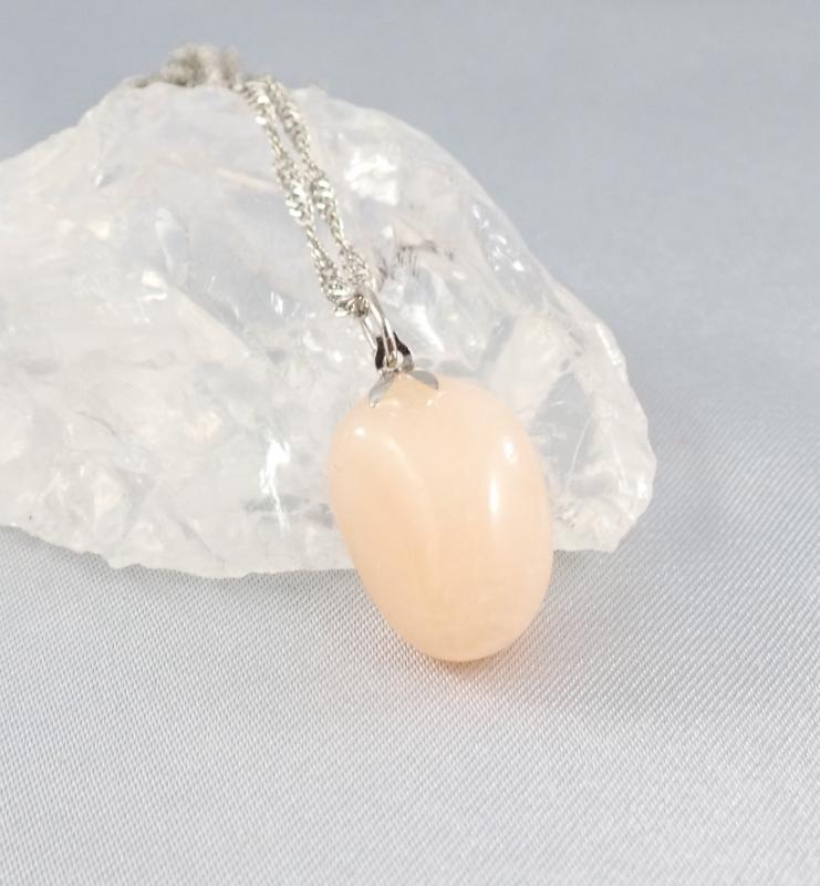 Alabástrom medál lánccal, szabálytalan formájú 2