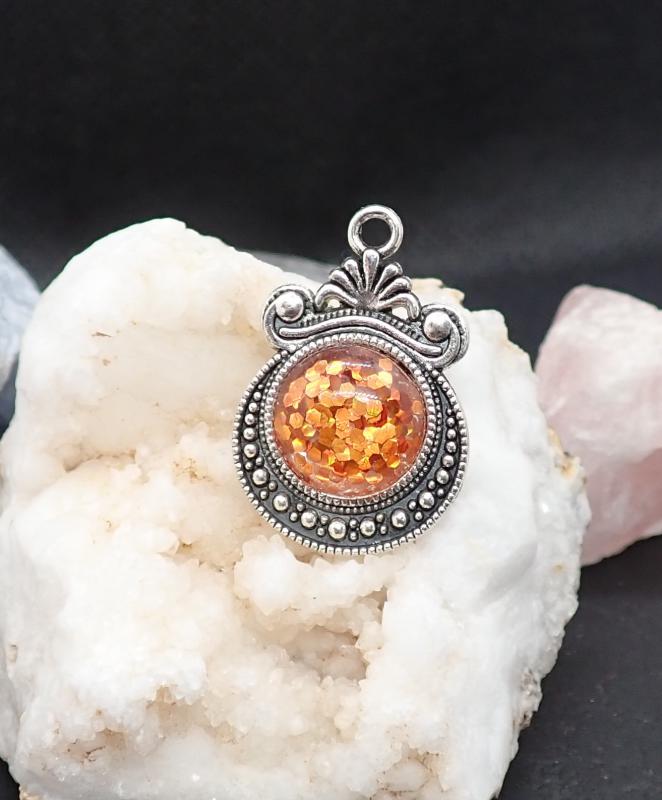 Apró, antik hatású medál, csillogó középpel