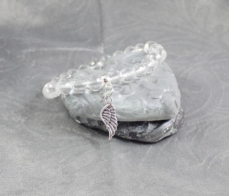 Áttetsző gyöngy karkötő angyalszárnyas 1