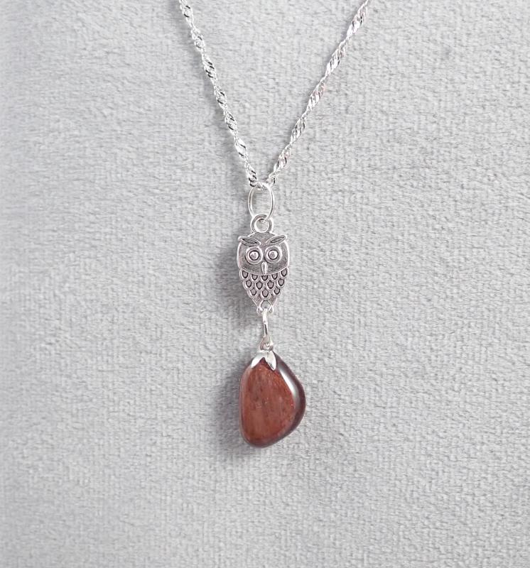 Baglyos medál vörös tigrisszemmel