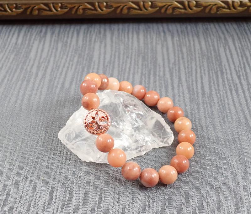 Barackszín aventurin karkötő rosegold színű dísszel (M)