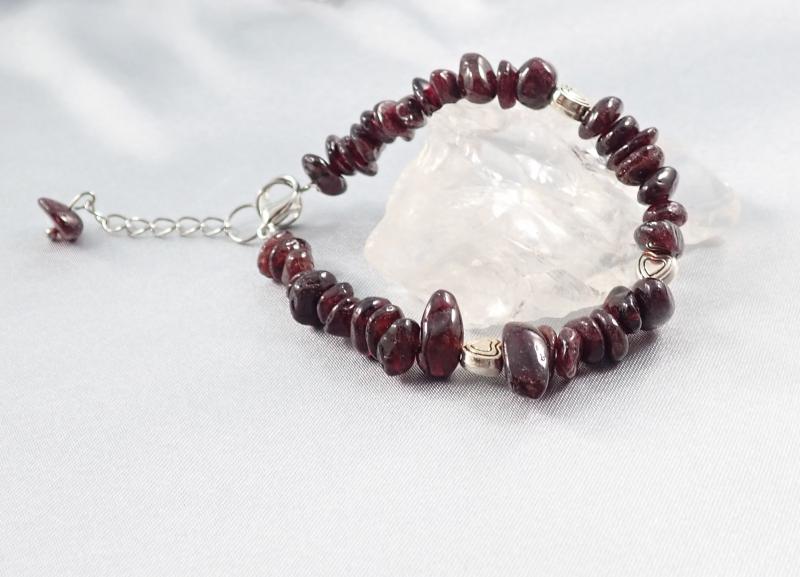 Bordó elegancia szívekkel, gránátkő karkötő