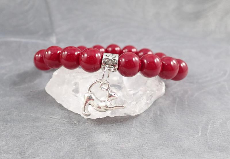 Bordó jáde karkötő cicával