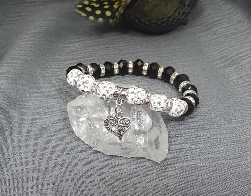 Csajos, csillogós karkötő szívvel, fekete
