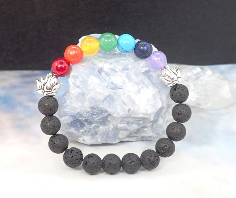 Csakra karkötő lótuszokkal, fekete