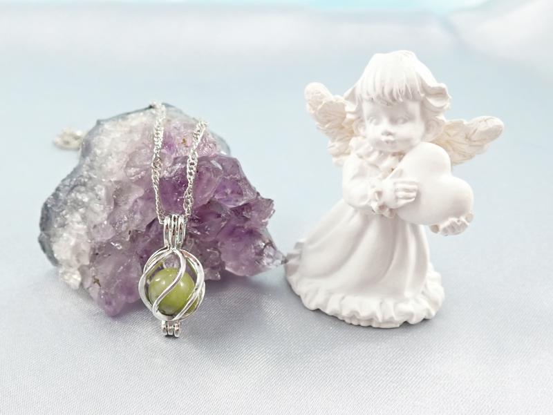 Csavart, nyitható medál olív jádéval