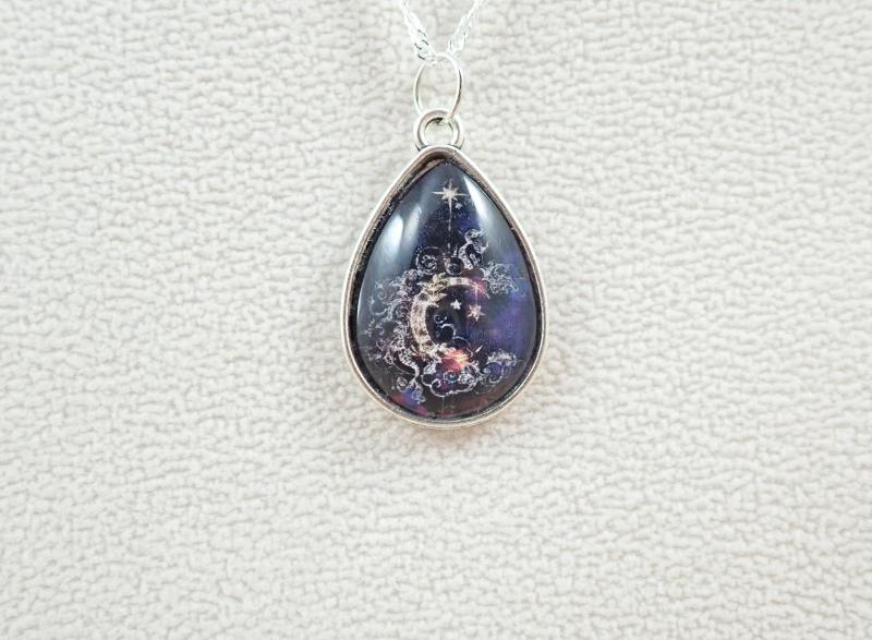 Csepp alakú medál, félhold mintával