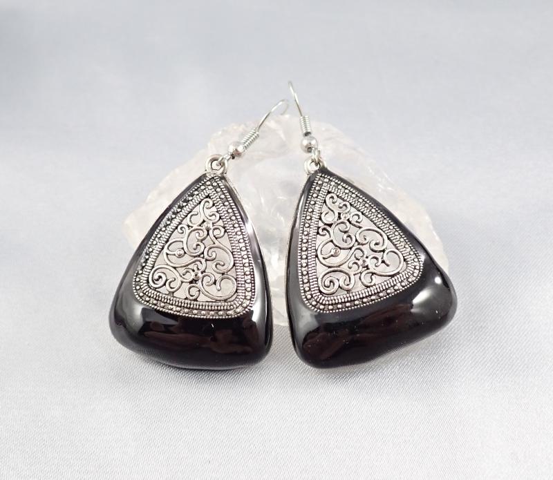 Csipkés, háromszög zománcozott fülbevaló, fekete