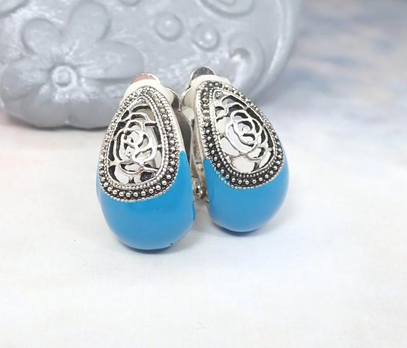 Csipkés, rövid zománcozott fülbevaló, világosabb kék