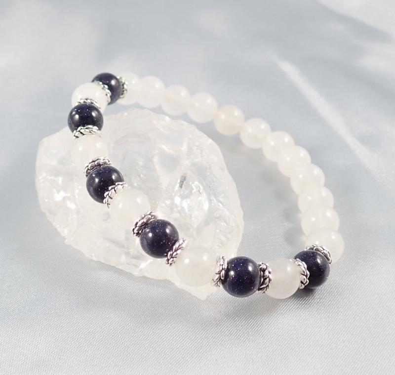 Éjféli dér – blaufluss és fehér jáde karkötő