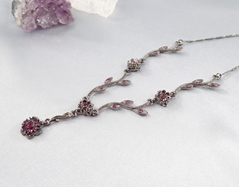 Elegáns nyaklánc lila kövekkel