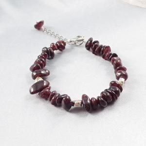 Bordó elegancia szívekkel, gránátkő karkötő