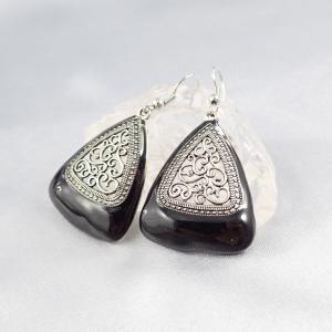 Csipkés, háromszög zománcozott fülbevaló, fekete