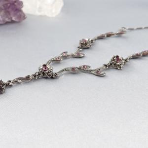 Elegáns nyaklánc lila kövekkel