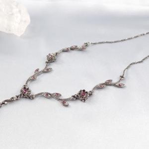 Elegáns nyaklánc lila kövekkel