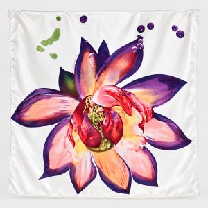 Fehér orchideamintás selyemkendő