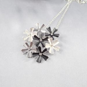 Fekete-ezüst virágok medál