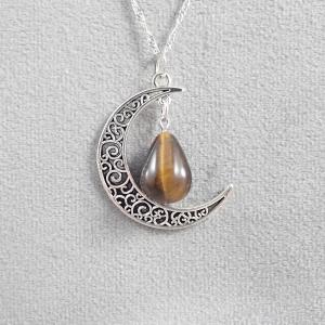 Félhold medál tigrisszemmel