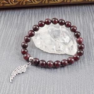 Gránátkő karkötő angyalszárnnyal