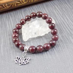 Gránátkő karkötő lótusz medállal
