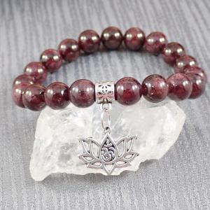 Gránátkő karkötő lótusz medállal