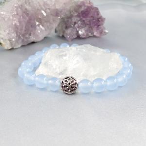 Halványkék jáde karkötő fém gyönggyel