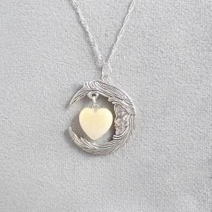 Holdnővér medál jáde szívvel