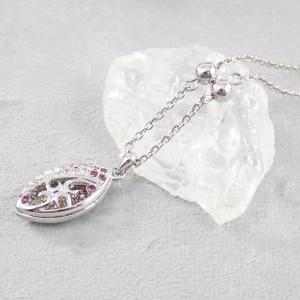 Íves, köves medál