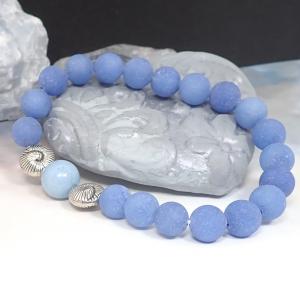 Kék achát karkötő kagyló formájú gyöngyökkel