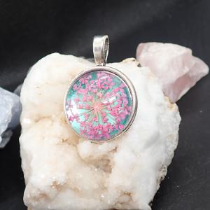 Kék-pink virágos medál